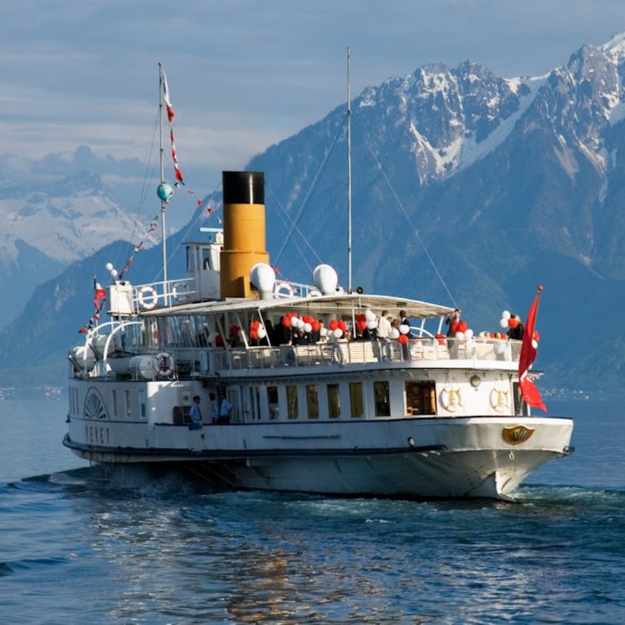 Sistemas de televisão a bordo de navios: aquisição de sinal, construção do sistema e considerações.